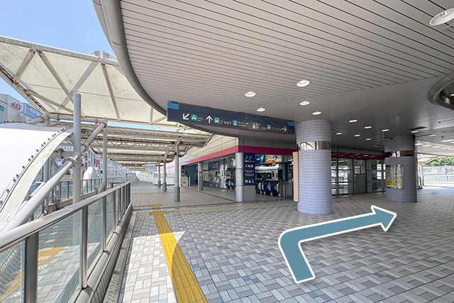 2.湘南モノレール大船駅の前で右に曲がります。
