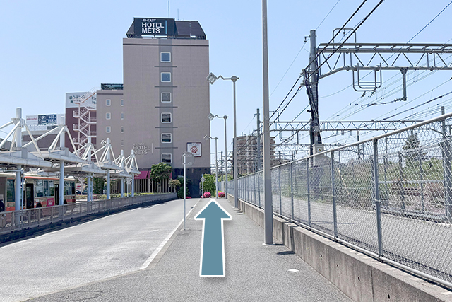 5.正面にホテルが見えてまいります。そのまま直進すると到着です。