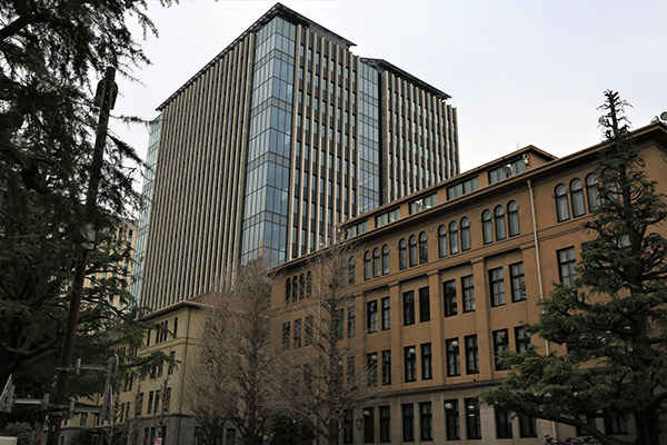 早稲田大学
