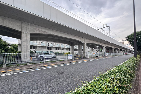 高架下駐車場です。