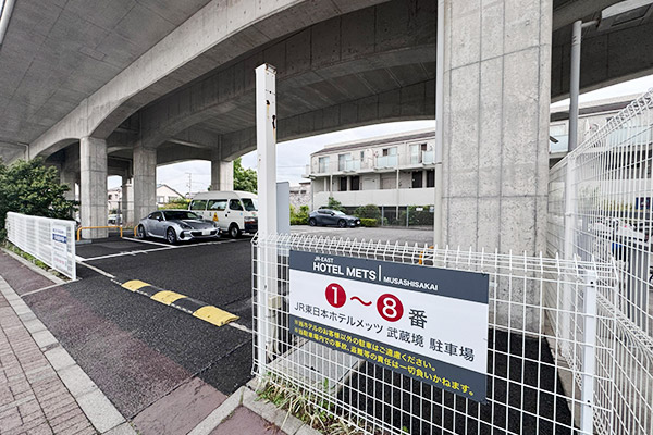 出入口にホテルの看板があります。