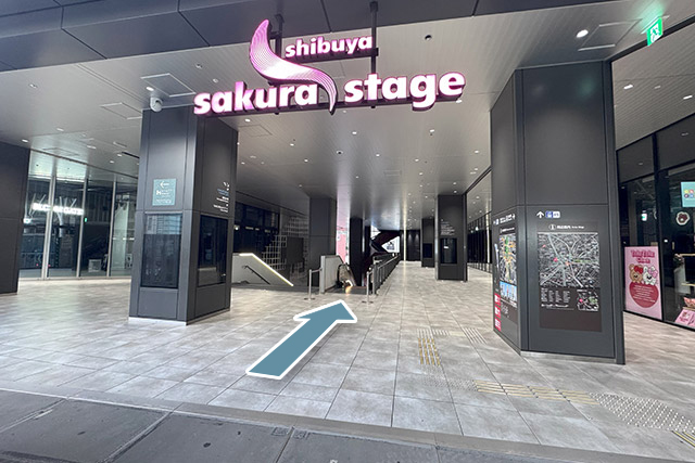 1.新南改札を出て右手の渋谷サクラステージ(3階)に入り、目の前のエスカレーターで2階に降ります(館内のエレベーターもご利用いただけます)。