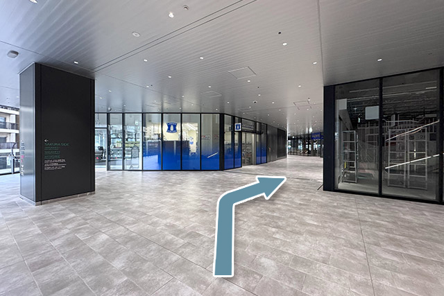 2.エスカレーターを降りたら右手側にある店舗間の通路に入り、道なりに直進します。