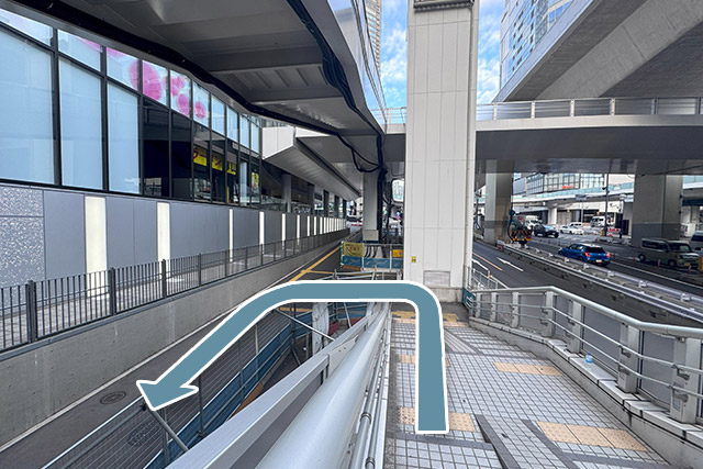 4.地上に降りましたら、後ろ方向(渋谷駅方面)にあるガード下を進みます。