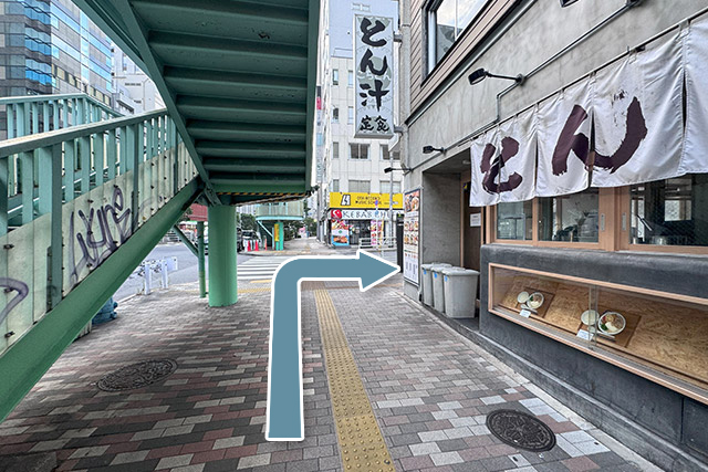 7.明治通りに入って 2つ目の横断歩道(歩道橋があります)で右に曲がります。