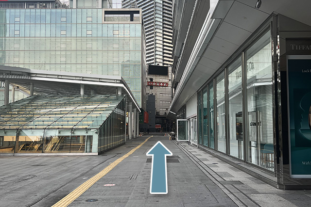 突き当たりまで真っ直ぐ進みます(左側にMORE‘Sがあります)。