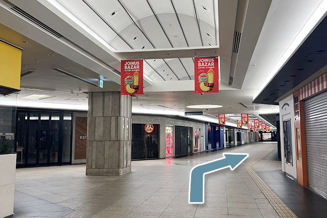 斜め右方向へ進むと外に出ます。