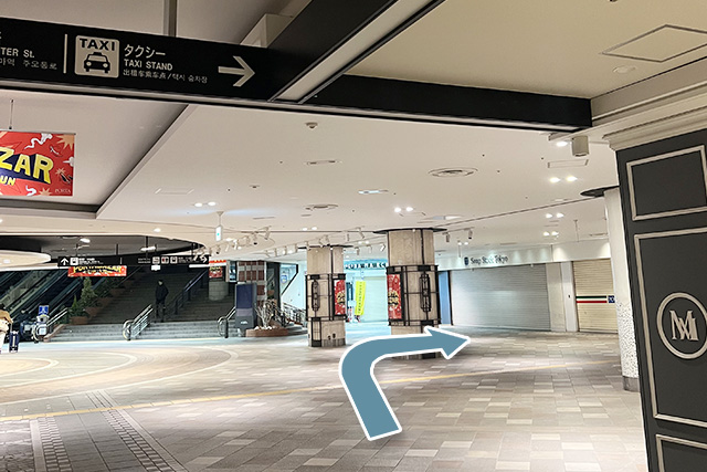タクシー乗り場の案内板が見えたら右へ。