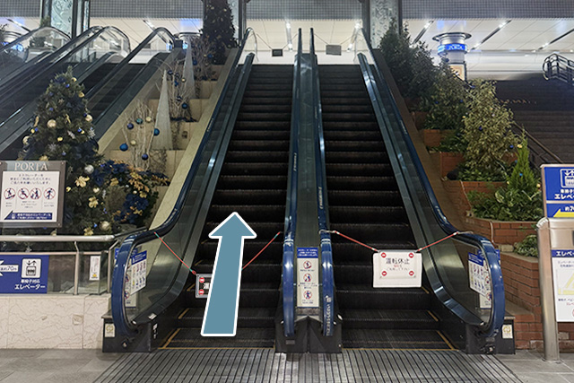 突き当たりにあるエスカレーターで横浜駅の中央通路へ上がります。